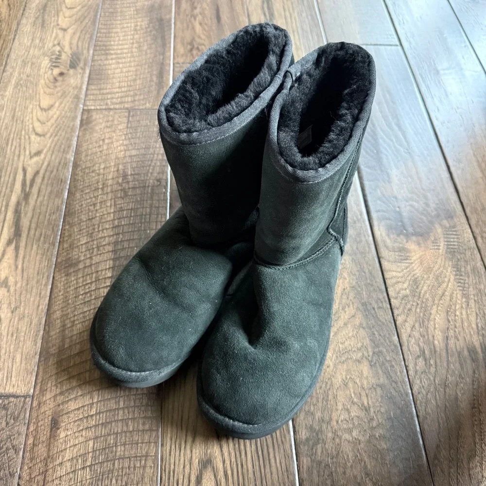 UGG Australia Classic Short Black Suede Shearling Boots Womens Size 10 5825